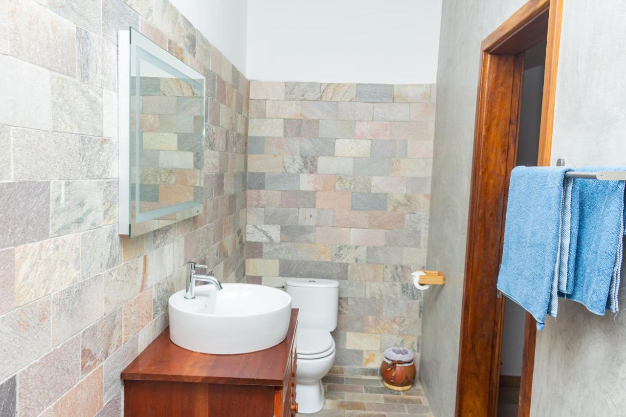 Hotel Otsunami Ломе Экстерьер фото