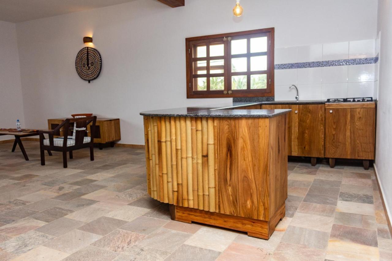 Hotel Otsunami Ломе Экстерьер фото